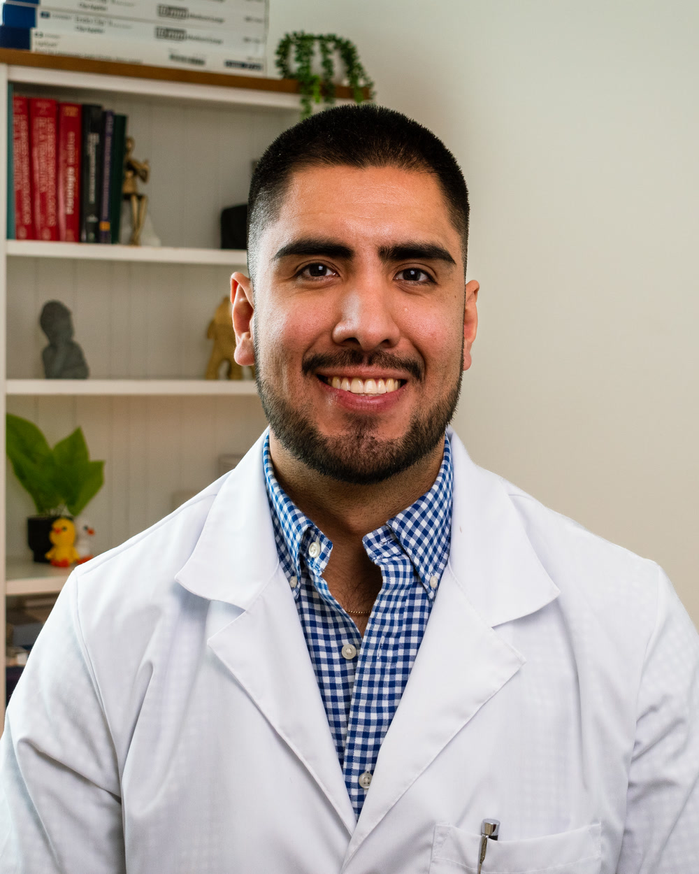 Dr. Fabián Álvarez Morales en su consultorio de Star Médica Ciudad Juárez